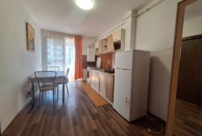 Apartament cu o camera, decomandat, 35 mp, balcon, zona Eroilor