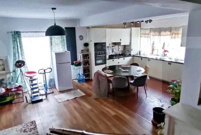 Casă cu Teren 187 Mp în 1 Decembrie - 2