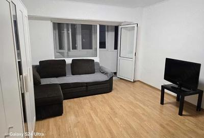 Garsonieră decomandată în Titan