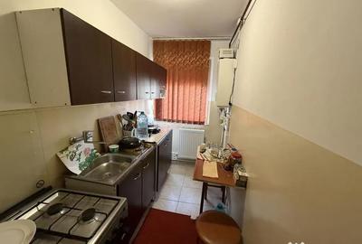 Apartament cu 3 camere semidecomandat în Km 4 - 1