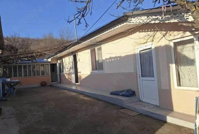 Casă cu 3 camere cu Teren 1900 Mp în Central - 1