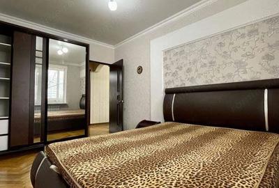 Apartament cu 3 camere în Apărătorii Patriei