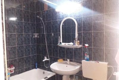 Proprietar vand apartament cu o camera, situat la etajul 3, in fata pie?ei din zona lipovei - 5