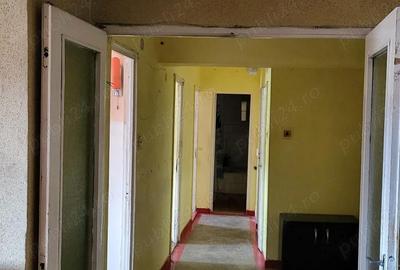 Apartament cu 3 camere decomandat în Petros
