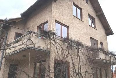 Casă cu Teren 422 Mp în Central - 1