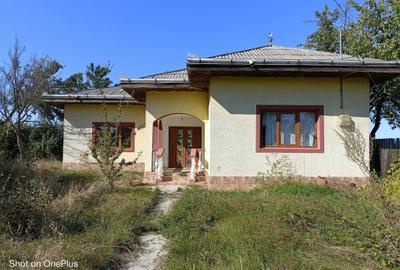 Casă cu 4 camere în Hălăucești - 1