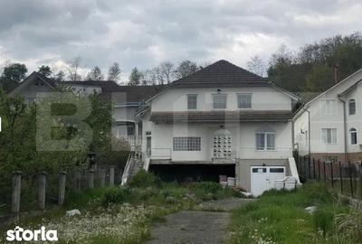 Casă cu 7 camere decomandat cu Teren 1000 Mp în Periferie - 1
