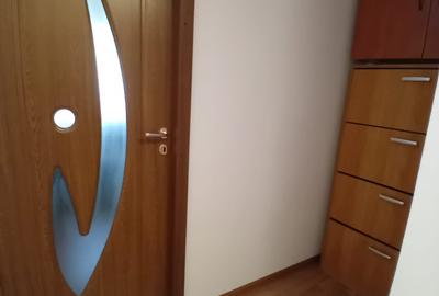 Apartament 3 camere -Zona Sud - 50 mp - etaj 2/4 - 8