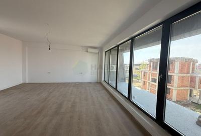 Duplex cu 4 camere cu Canalizare în Est