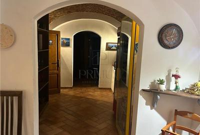 Spațiu comercial, de 380 mp, în P-ța Unirii - 10