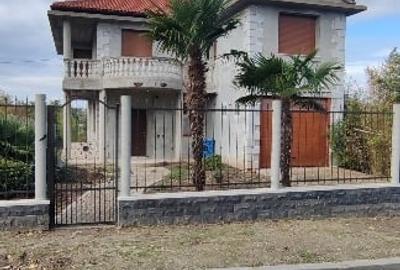 Vilă independenta construita din cărămidă - 1