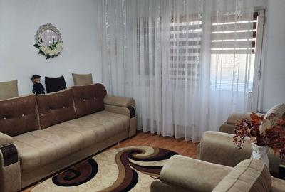 Apartament cu 3 camere semidecomandat în Hârșova - 1