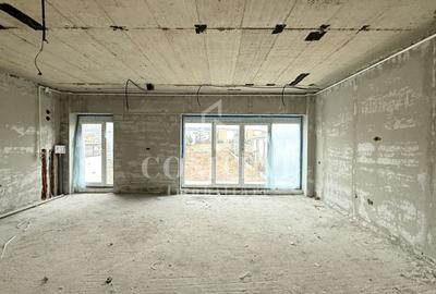 Apartament cu 3 camere decomandat în Europa