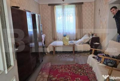Casă cu 3 camere cu Teren 4600 Mp în Central - 4