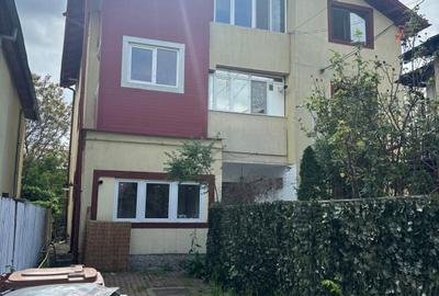 Casă individuală cu 5 camere în Palat