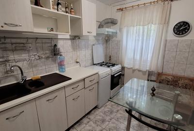 3 CAMERE DECOMANDAT- ETAJ 3- CENTRALA GAZE -BLOC 1981- LOC PARCARE - 27