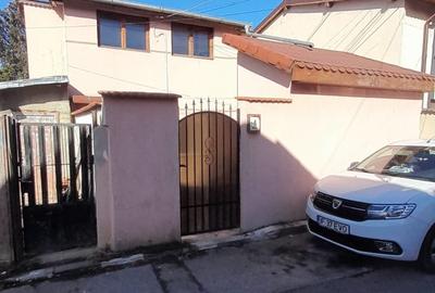 Casă cu 3 camere în Roșu
