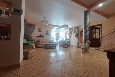 Casa individuala cu piscina. P+1+M. zona foarte buna - 35