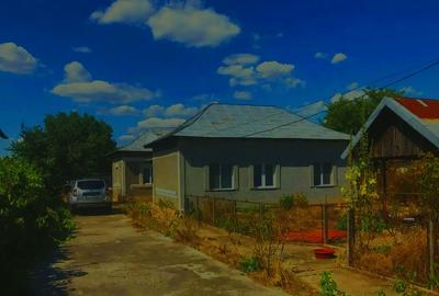 Casă 🏡 de vânzare și teren în TECUCI