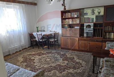 Apartament cu 4 camere decomandat, mobilat în Central