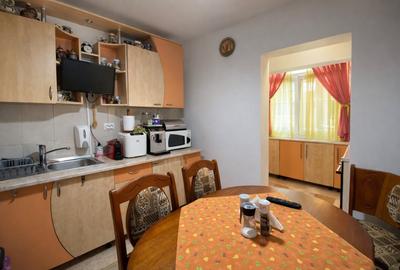 Apartament cu 3 camere decomandat, mobilat în Poarta 6 - 9