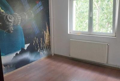 Apartament cu 4 camere decomandat, mobilat în Titan