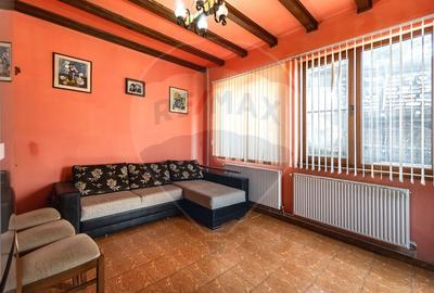 Apartament cu 3 camere semidecomandat, mobilat în Sud