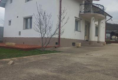 Casă cu Teren 1300 Mp în Leordeni - 3