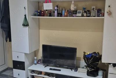 Vand garsoniera ,15 m zona Preciziei ,avand doua iesiri la 5 minute de metrou Preciziei ,tramvaiul 2 - 4