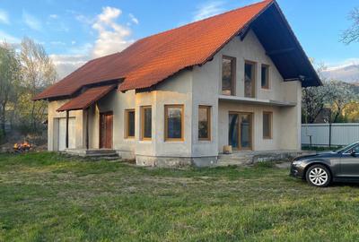 Casă cu 4 camere în Central - 1