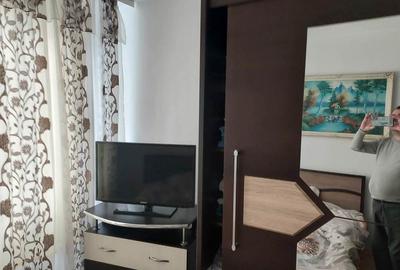 Apartament cu 4 camere decomandat în Roman
