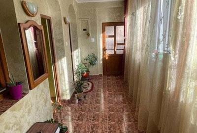 Casă cu 9 camere cu Garaj în Florești
