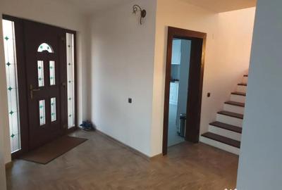 Casă cu 5 camere cu Teren 2200 Mp în Central - 2