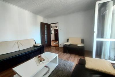 Apartament cu 3 camere decomandat, mobilat în Progresul