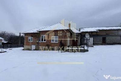 Casă cu 4 camere cu Teren 3038 Mp în Albești
