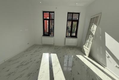 Casă individuală cu 8 camere cu Canalizare în P-ța Unirii - 2