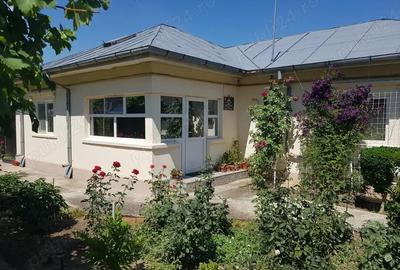 Casă cu 3 camere cu Teren 1845 Mp în Central - 1