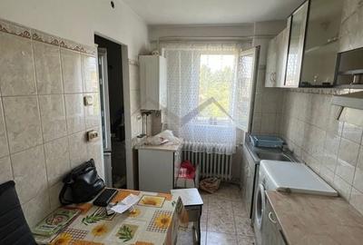 Apartament cu 3 camere decomandat în Podu Roș