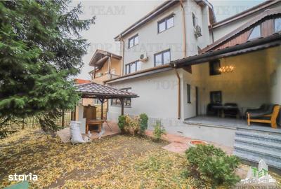 Casă cu 7 camere cu Teren 300 Mp în Central