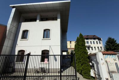 Casă individuală cu 8 camere cu Canalizare în P-ța Victoriei