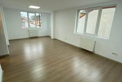 Casă individuală cu 13 camere cu Canalizare în Titulescu - 7