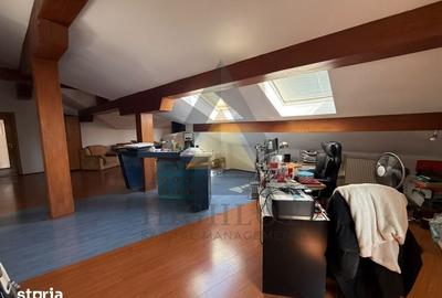 Casă cu 10 camere cu Teren 999.8 Mp în Central