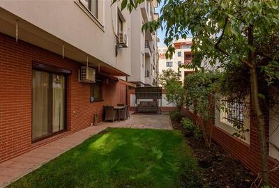 Apartament cu 4 camere semidecomandat, mobilat în Nordului