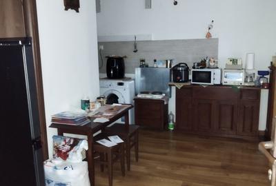 Casă individuală cu 10 camere cu Teren 300 Mp în 7 Noiembrie