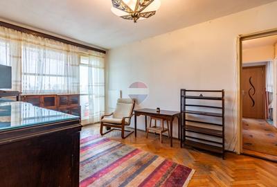Apartament cu 3 camere semidecomandat în Obor