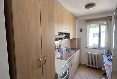 Apartament cu 3 camere decomandat, mobilat în Central