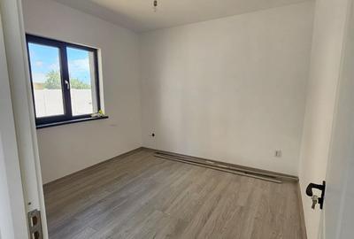 Casă cu 3 camere cu Teren 322 Mp în Ișalnița