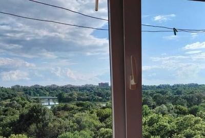 Apartament cu 3 camere semidecomandat în Tineretului