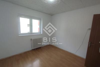 Apartament cu 3 camere semidecomandat în Decebal - 1