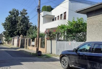 Apartament cu 4 camere decomandat în Central - 2